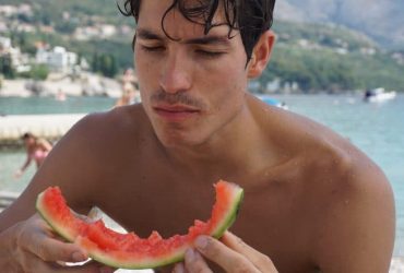 man eet watermeloen