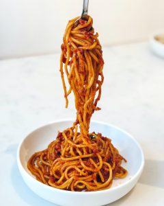 vork met spaghetti in bord